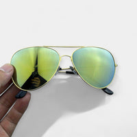 Gylden ramme med grøn belægning